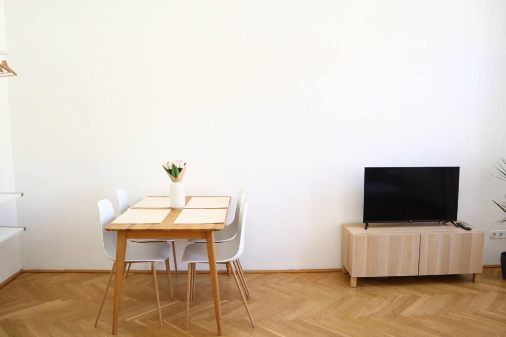 Bloom - Cozy Apartment, 5 Stops To City Center Вена Экстерьер фото